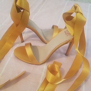 NWOT Women's lace up stilettos